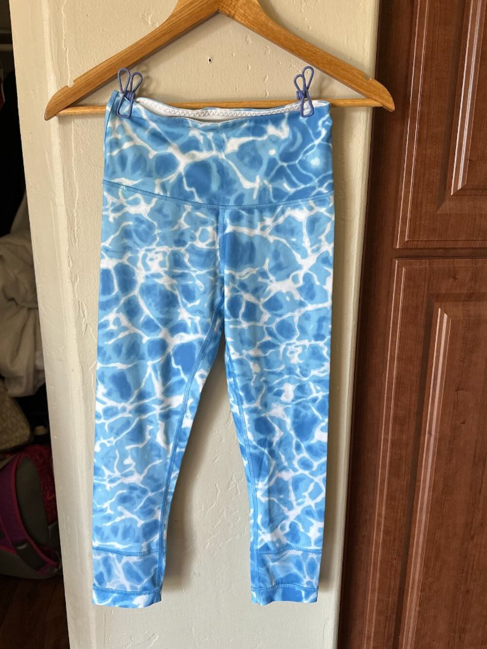Victoria’s Secret Sport Blue Water Print Capri Leggings – Size S
